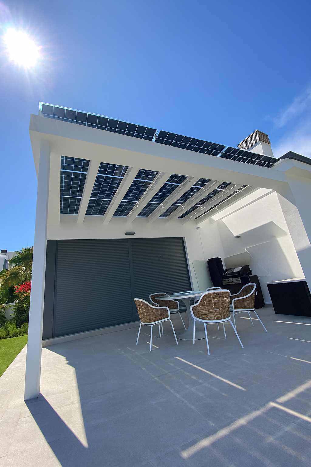 Vista final de la pérgola fotovoltaica en Mijas